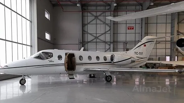 Hawker 400 A