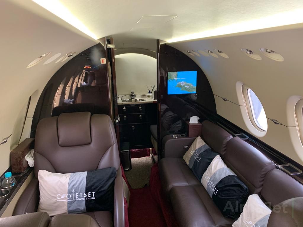 Hawker 900