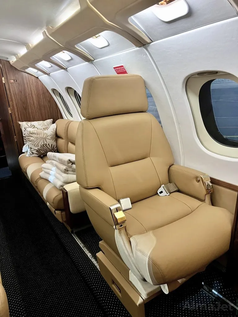 Hawker 700A