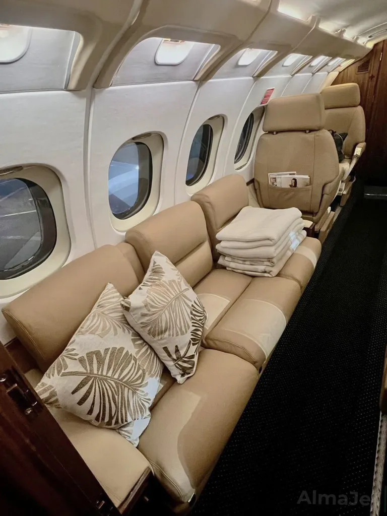 Hawker 700A